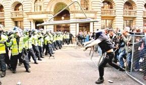 Miles de personas marchan en Londres para protestar contra la crisis