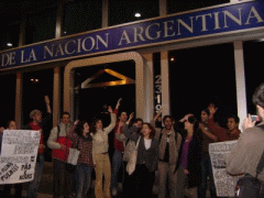 Estudiantes van al consulado de Argentina en San Pablo para decirle no a la represión a los trabajadores de Kraft-Terrabusi!