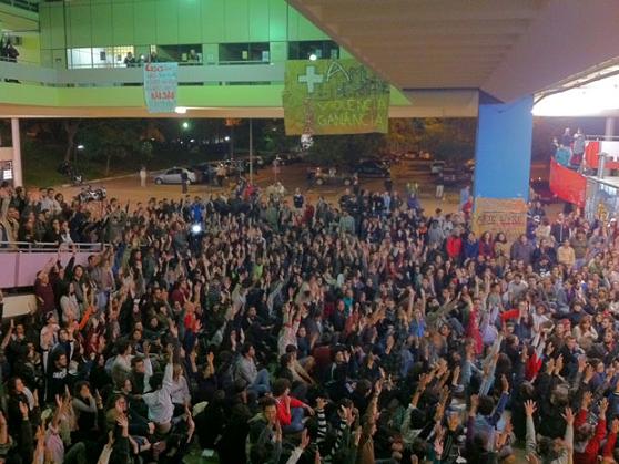 Estudiantes organizan masiva lucha contra la policía