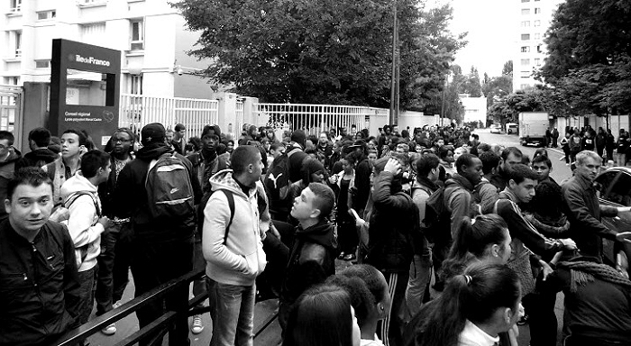 Grève victorieuse au lycée Marcel Cachin ã Saint-Ouen contre le licenciement de trois surveillantes étudiantes étrangères