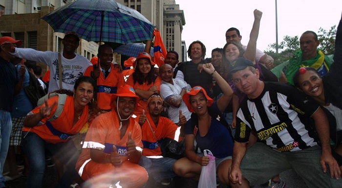 Em Irajá, cumprimentando os vitoriosos garis do Rio Janeiro