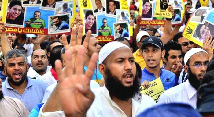 Condenan a muerte a 529 manifestantes de la Hermandad Musulmana