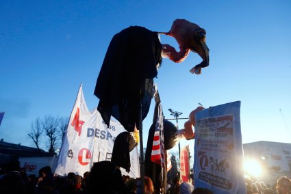 Los buitres de la deuda y los despidos