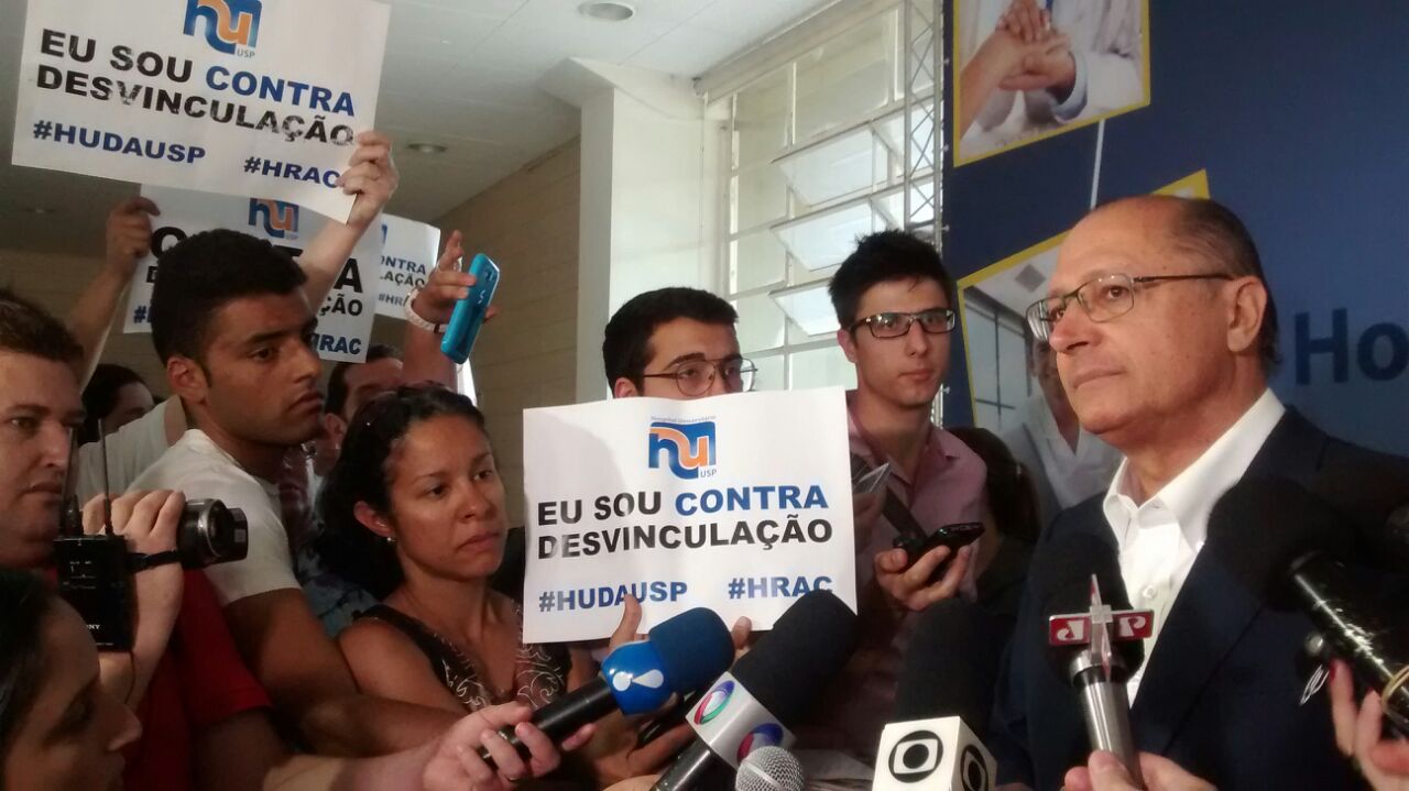 Trabajadores en huelga irrumpen en conferencia del gobernador