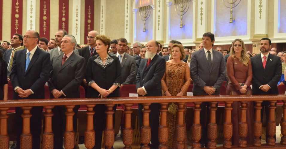 O “beija-mãos” da bancada evangélica na política brasileira