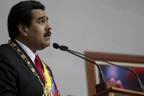 Maduro ajusta y devalúa en un país en crisis