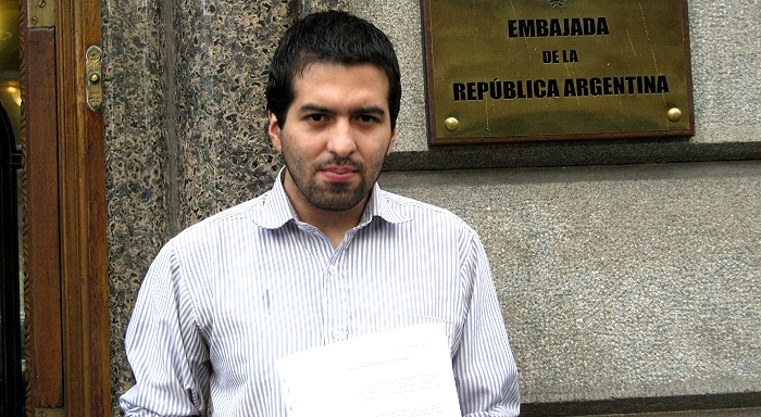 Entrega de firmas junto al petitorio en la embajada argentina en Uruguay