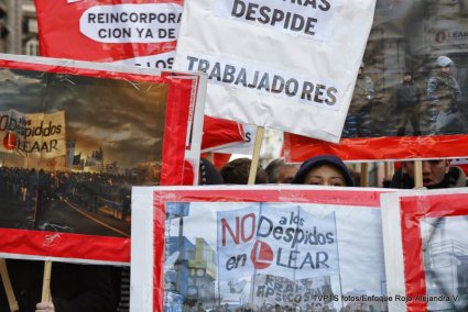 Obreras y mujeres de trabajadores de Lear instalan carpa frente al Ministerio de Trabajo de la Nación