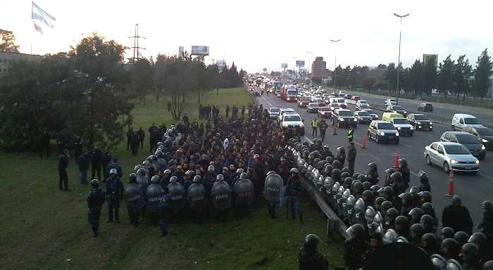 Lear: Die Polizei aus Buenos Aires schlug ArbeiterInnen zusammen, um die Gangster-Gewerkschaft der Automobilindustrie (SMATA) und das Unternehmen zu schützen.