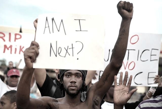 Après l’assassinat d’un jeune Noir, Ferguson explose