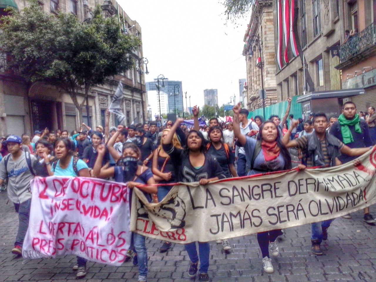 Jóvenes se movilizan contra la masacre de estudiantes en México