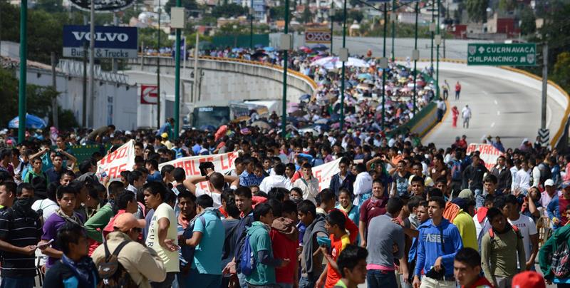 Una marea humana toma las calles México por la aparición de los 43 normalistas