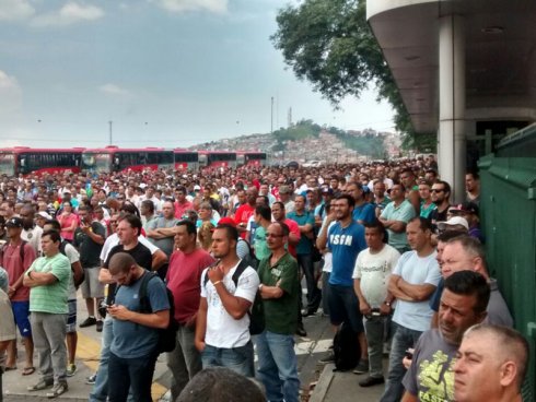 Brasil: trece mil obreros y empleados de Volkswagen en huelga por tiempo indefinido